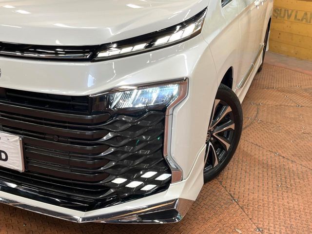 TOYOTA VOXY HYBRID 2022