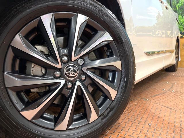 TOYOTA VOXY HYBRID 2022