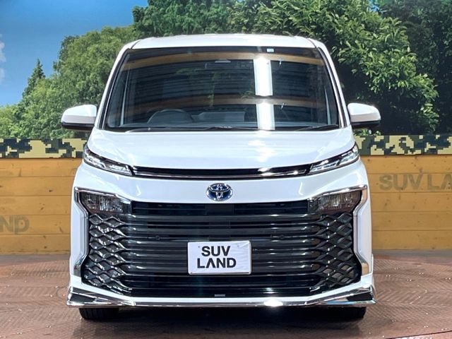 TOYOTA VOXY HYBRID 2022