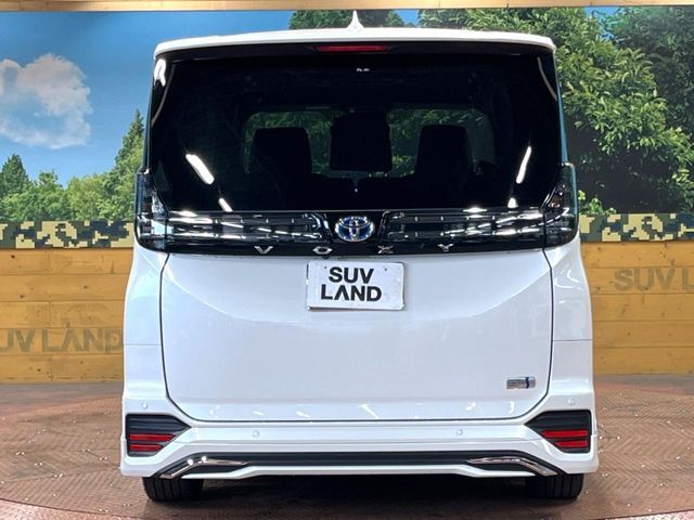 TOYOTA VOXY HYBRID 2022