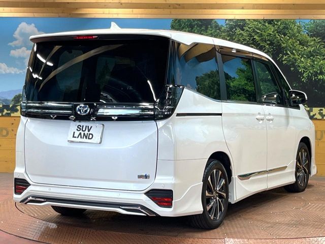 TOYOTA VOXY HYBRID 2022