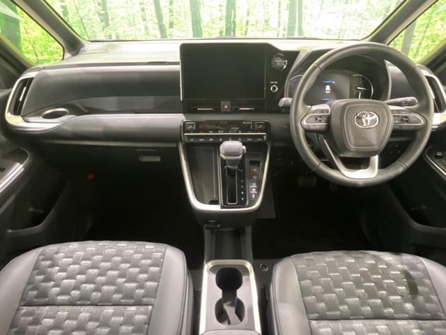 TOYOTA VOXY HYBRID 2024