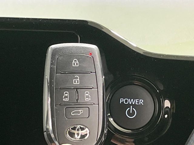 TOYOTA VOXY HYBRID 2024