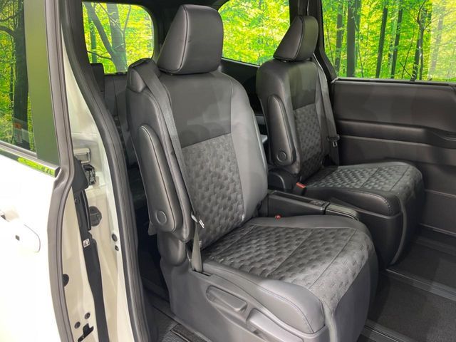 TOYOTA VOXY HYBRID 2024