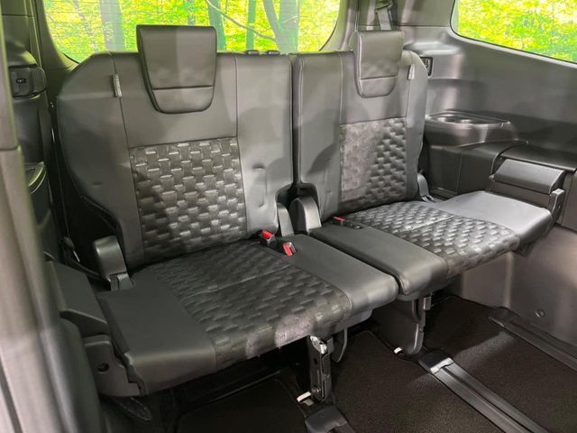 TOYOTA VOXY HYBRID 2024