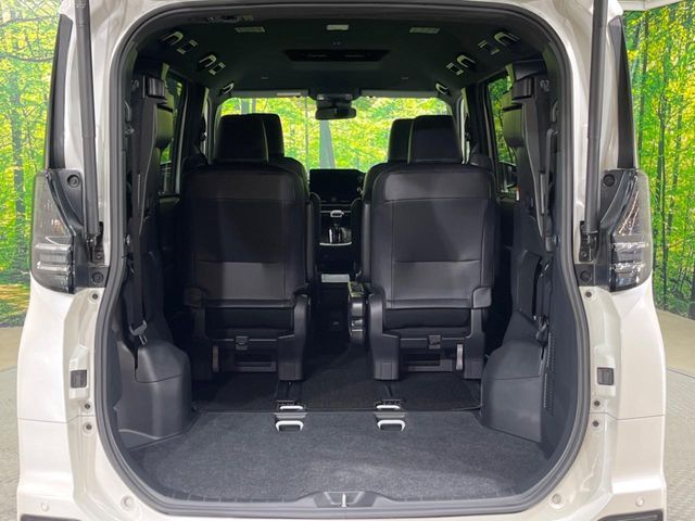 TOYOTA VOXY HYBRID 2024