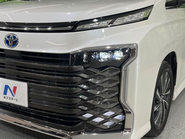 TOYOTA VOXY HYBRID 2024