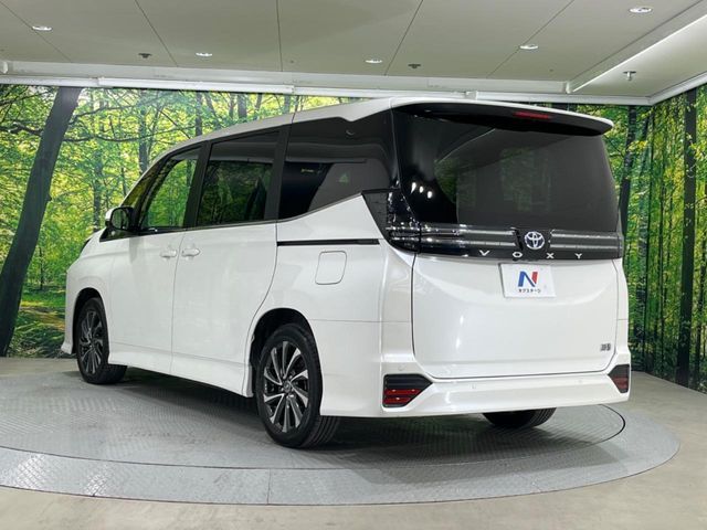 TOYOTA VOXY HYBRID 2024