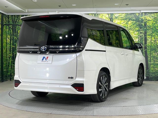 TOYOTA VOXY HYBRID 2024