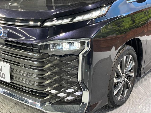 TOYOTA VOXY HYBRID 2024