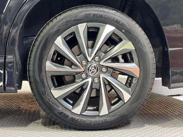 TOYOTA VOXY HYBRID 2024