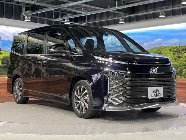 TOYOTA VOXY HYBRID 2024