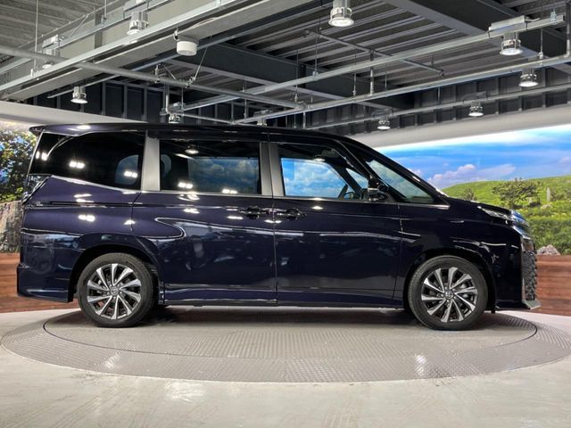 TOYOTA VOXY HYBRID 2024