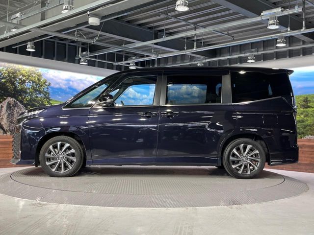 TOYOTA VOXY HYBRID 2024