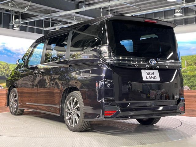 TOYOTA VOXY HYBRID 2024