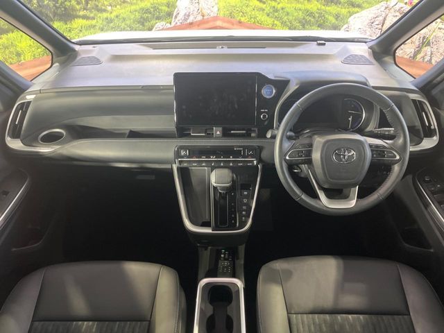 TOYOTA NOAH HYBRID 2022