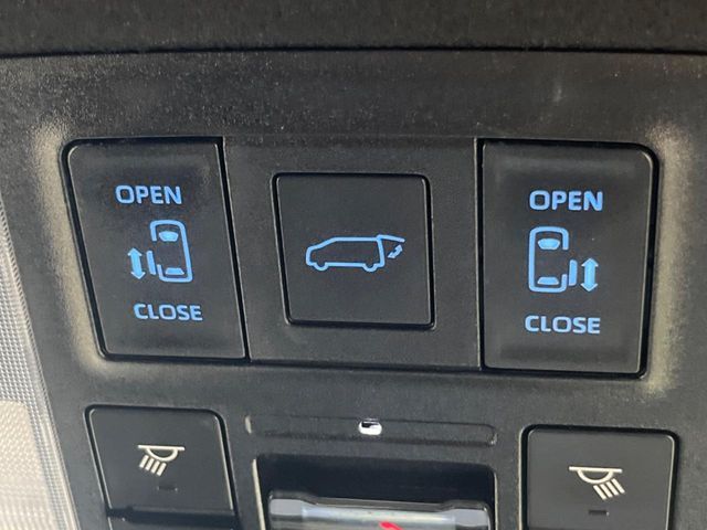 TOYOTA NOAH HYBRID 2022