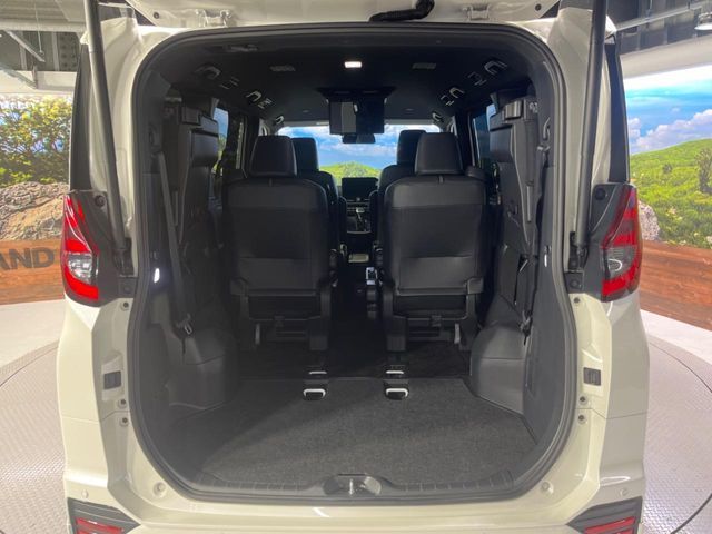 TOYOTA NOAH HYBRID 2022