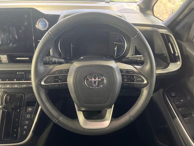 TOYOTA NOAH HYBRID 2022