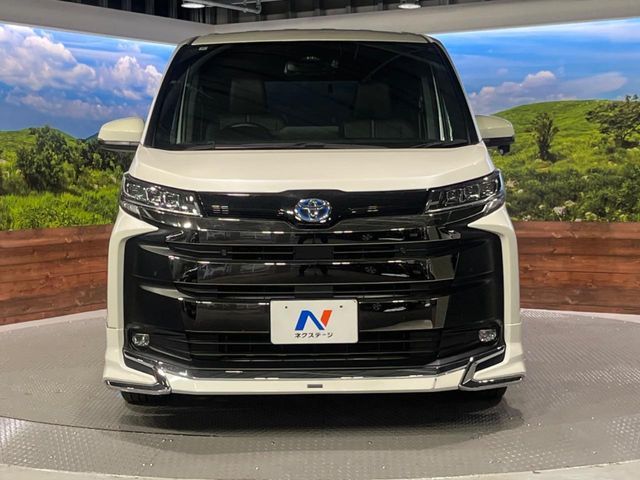 TOYOTA NOAH HYBRID 2022
