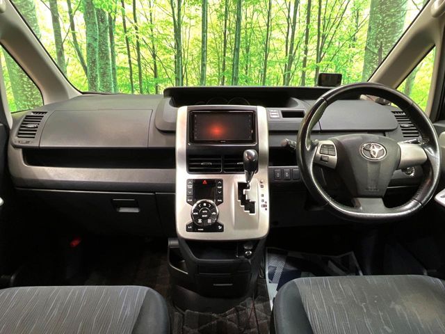TOYOTA VOXY 2011