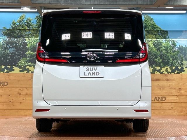 TOYOTA NOAH 2022
