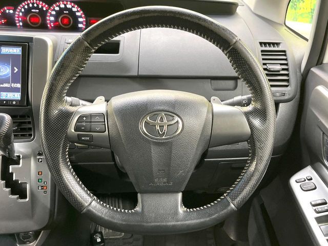TOYOTA VOXY 2012