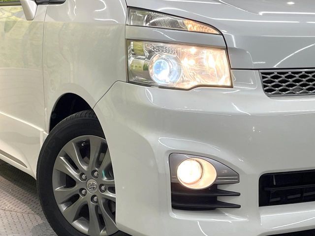 TOYOTA VOXY 2012