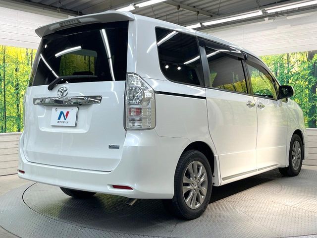 TOYOTA VOXY 2012