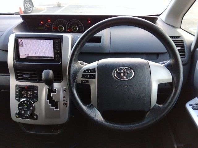 TOYOTA VOXY 2012