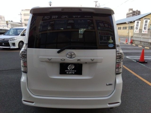 TOYOTA VOXY 2012