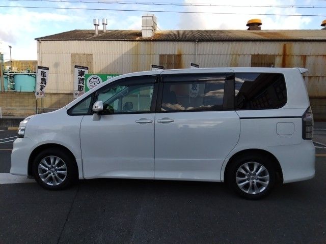 TOYOTA VOXY 2012