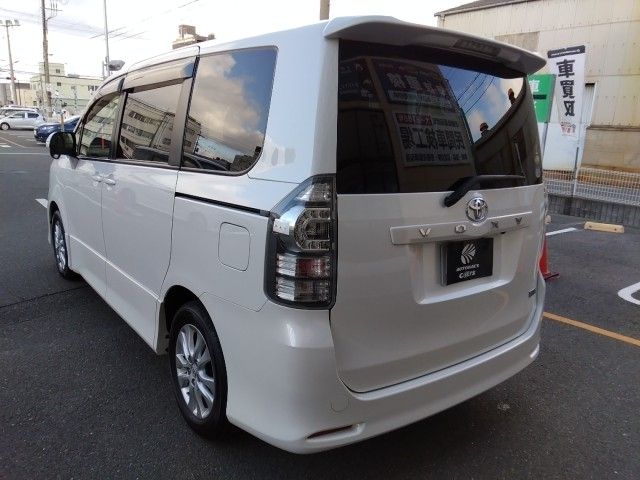 TOYOTA VOXY 2012