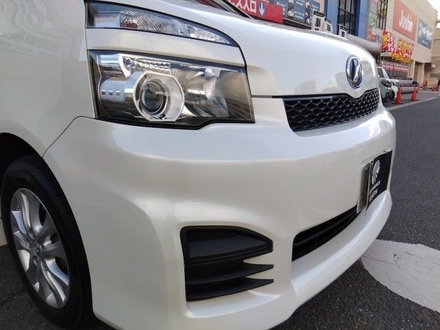 TOYOTA VOXY 2012