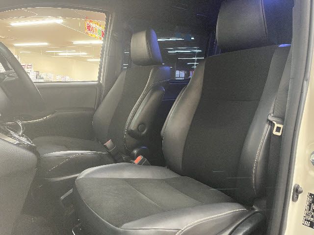 TOYOTA NOAH HYBRID 2019