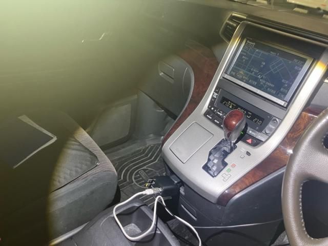 TOYOTA VELLFIRE 2011