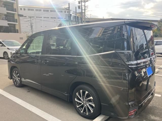 TOYOTA VOXY HYBRID 2024