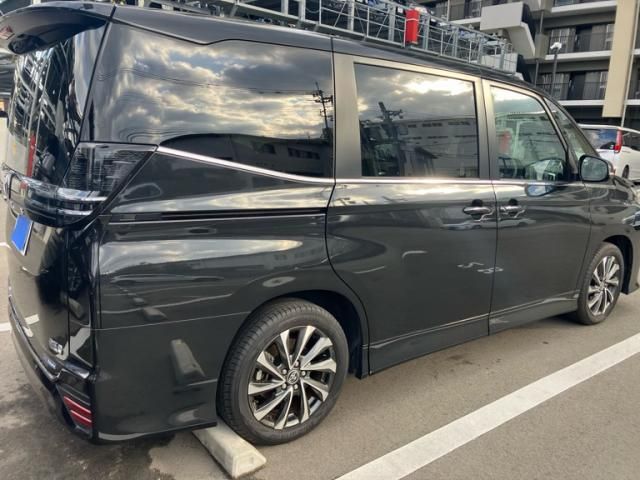 TOYOTA VOXY HYBRID 2024