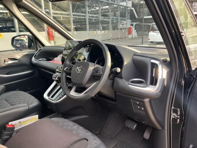 TOYOTA VOXY HYBRID 2024