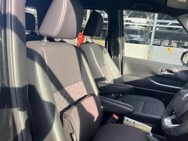 TOYOTA VOXY HYBRID 2024