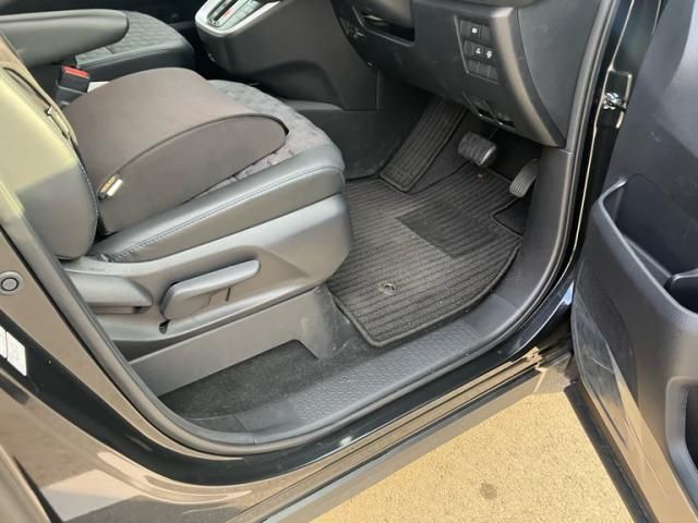 TOYOTA VOXY HYBRID 2024