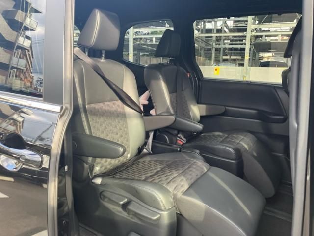 TOYOTA VOXY HYBRID 2024