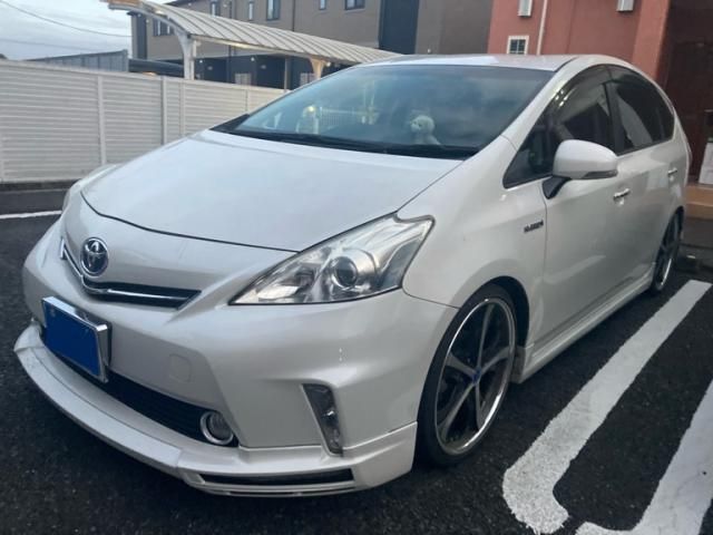 TOYOTA PRIUS Alpha 2015