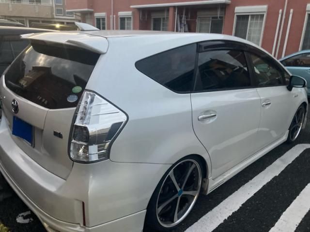 TOYOTA PRIUS Alpha 2015