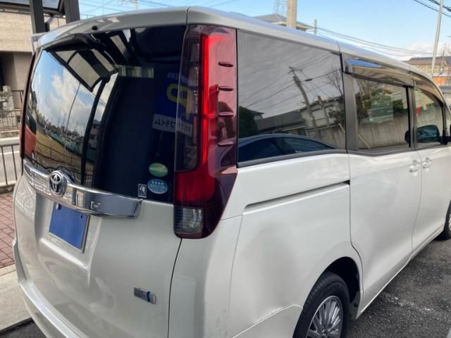 TOYOTA NOAH HYBRID 2014