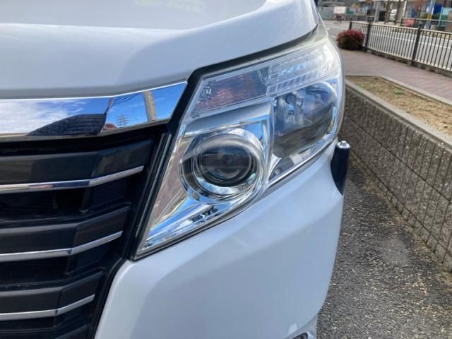 TOYOTA NOAH HYBRID 2014