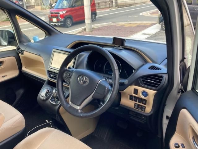 TOYOTA NOAH HYBRID 2014