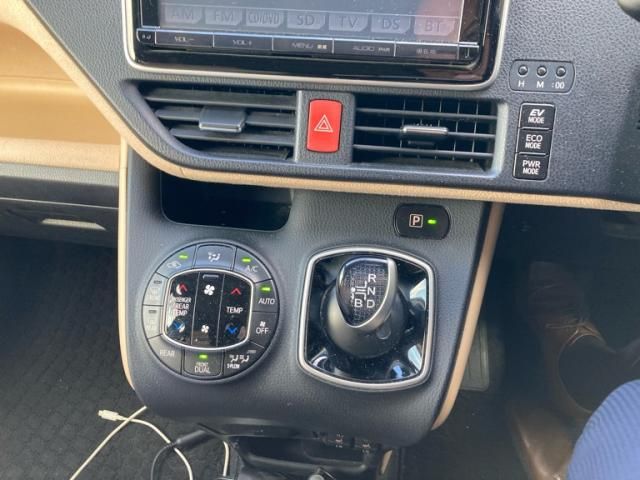 TOYOTA NOAH HYBRID 2014