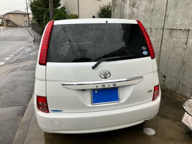 TOYOTA Isis 2009