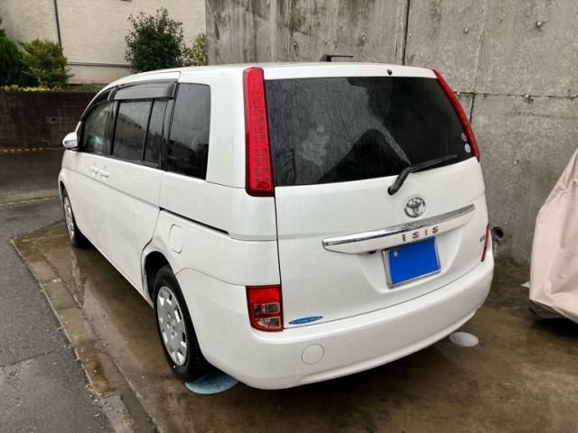 TOYOTA Isis 2009
